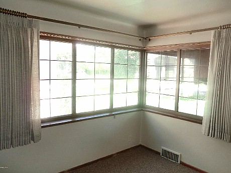 #4½ Corner window in living area, 4½ side
