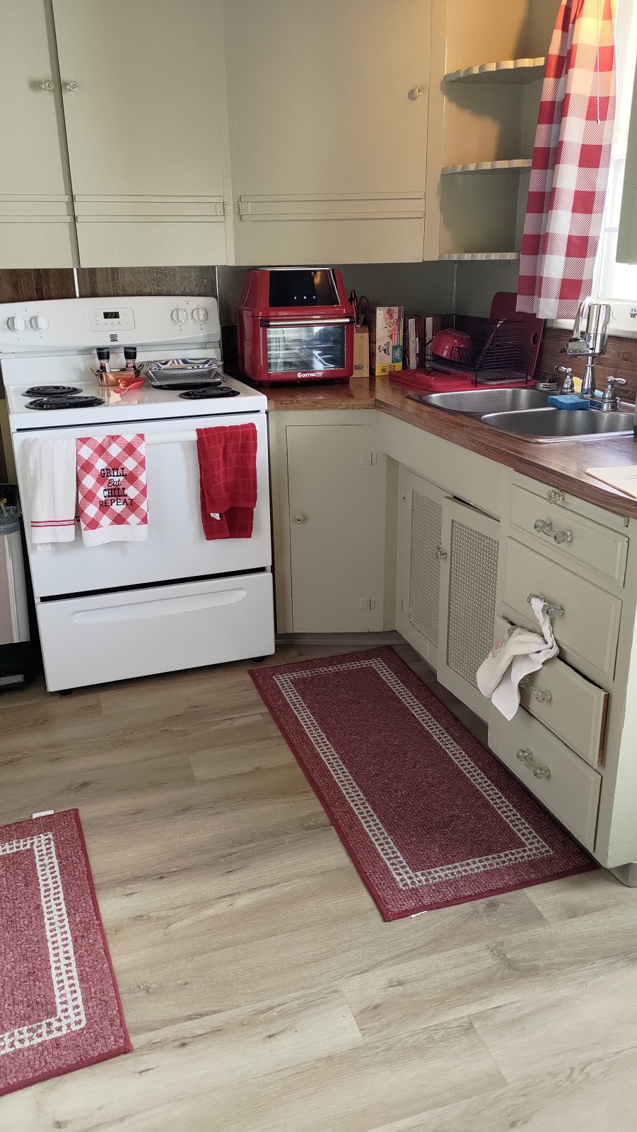 4 1/2 Kitchen, new flooring